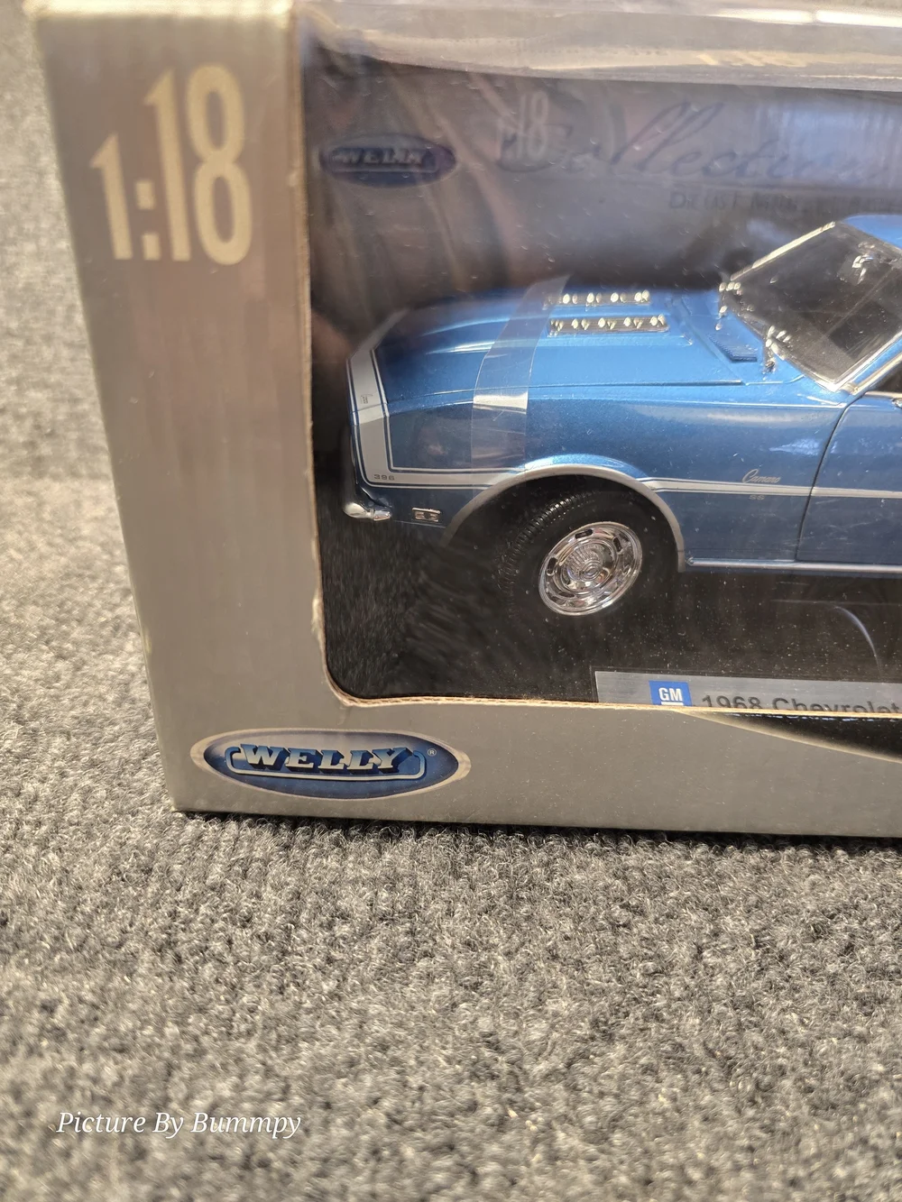 1:18 scale Welly diecast model of a 1968 Chevrolet Camaro SS 396 - Blue